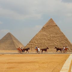 Пирамиды. Побывал здесь впервые за все поездки в Египет. Что сказать, очень и очень впечатляюще. Казалось бы, тысячи раз видел их на фото, в фильмах и т.п., и вроде уже хорошо представляешь что это... но в живую, совсем другое дело.
Далеко, не со всеми известными объектами так, а пирамиды удивили!
Очень масштабно. Если задуматься когда они были построены, действительно не понимаешь какими силами и способами это возможно было сделать.
Думаю, что это одна из тех загадок, ответ на которую человечество уже не узнает никогда.
Единственное сохранившееся одно из 7 чудес света. Однозначно Must see!

Если вы отдыхаете на курортах Египта, я бы советовал спланировать поездку в Каир на несколько дней. Ехать экскурсией туда-обратно, это думаю, очень утомительно. Тем более, что и сам Каир однозначно заслуживает что бы провести здесь больше времени, но об этом позже 😉

